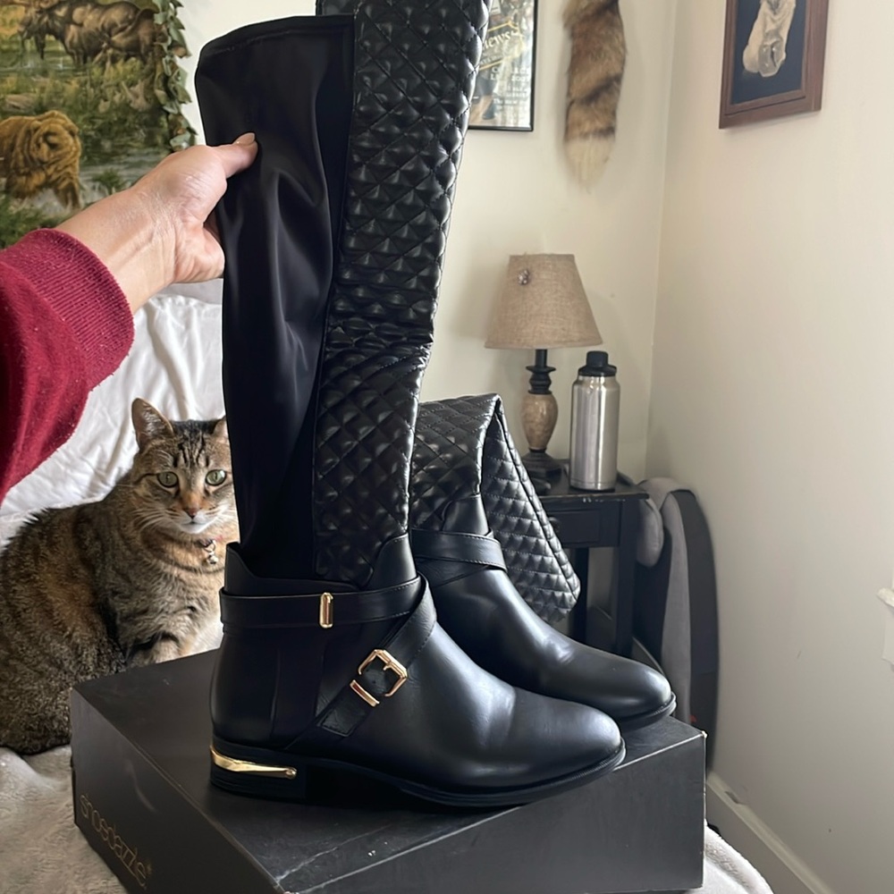 Flat boots knee high